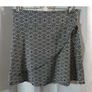 SO YBU Sport Large Women's Skirt Stretchy Ruffle Front Black & White Geo Print